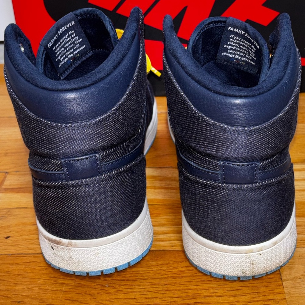 Air Jordan 1 Retro High Sneakers - Picture 3 of 7